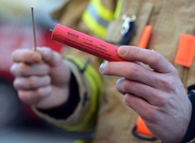 DIVIETO DI ACCENSIONE E LANCIO FUOCHI D'ARTIFICIO, SPARO DI PETARDI, SCOPPIO ...